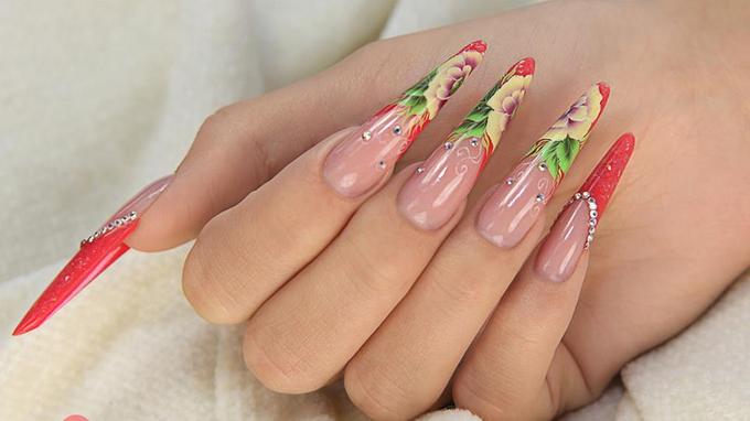 Körömdíszítés egy mozdulat virágokkal