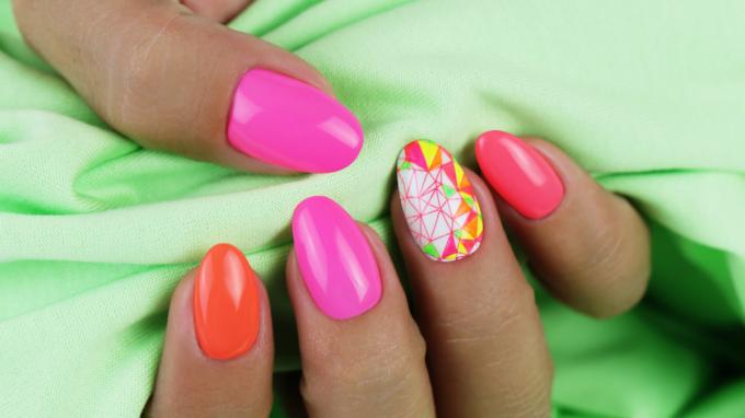Crystal Nails körömnyomda használata, neon Art Gel díszítéssel 