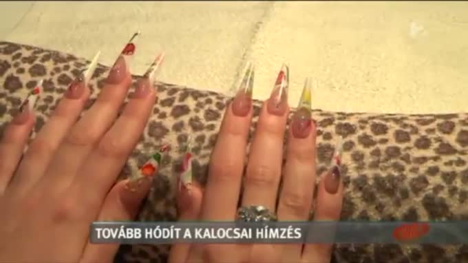  A legújabb körömtrend kalocsai mintákkal 